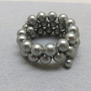 1950&#39;s Glamor Girl Wrap Around Gray Pearl Bracelet
