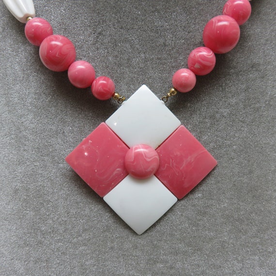 1980s Big Pink and White Plastic Necklace, 25 inc… - image 2