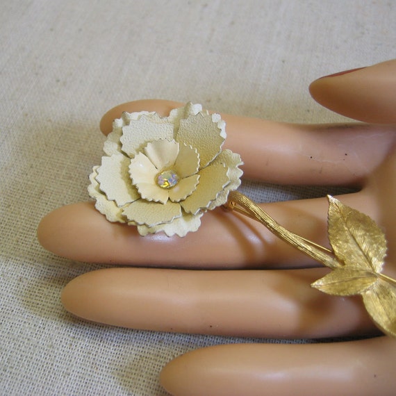 Lovely 1960's Creamy White Rhinestone Flower Broo… - image 1