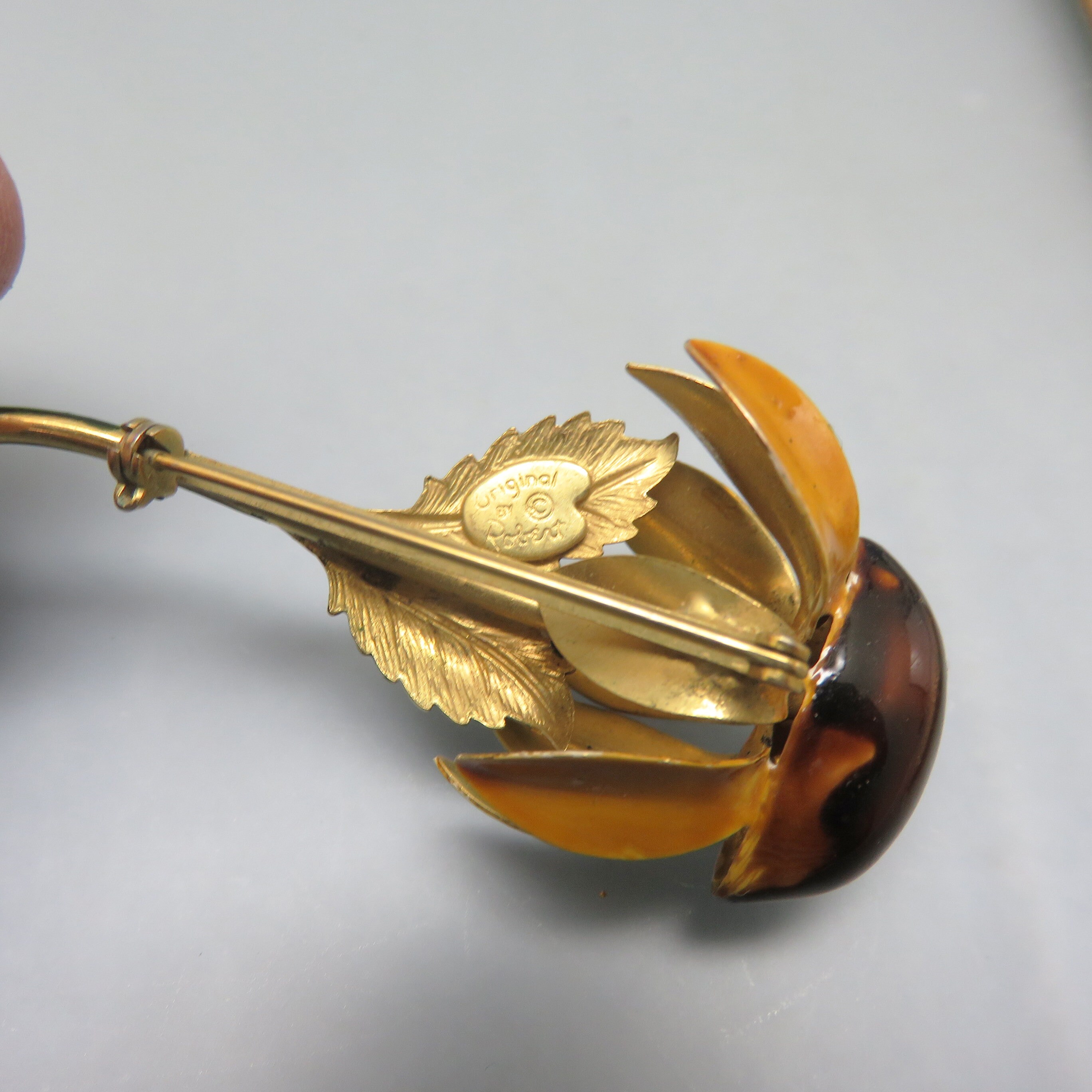 1960年代のブラックアイドスーザンブローチ：ロバートによるブラウン