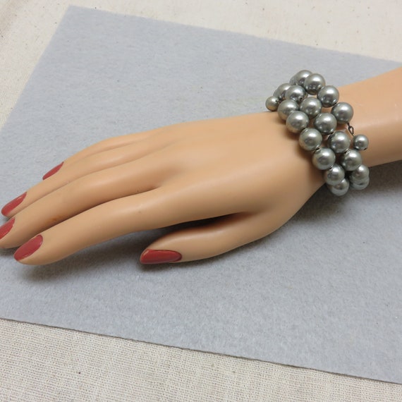 1950's Glamor Girl Wrap Around Gray Pearl Bracelet - image 5