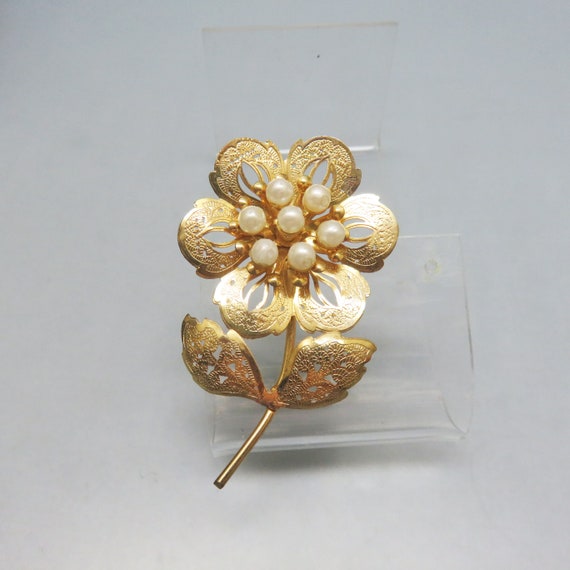 Gold Plated Laser Lace and Faux Pearl Flower Broo… - image 1