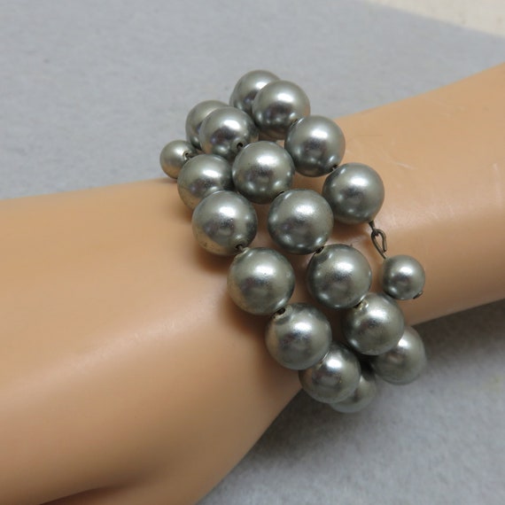 1950's Glamor Girl Wrap Around Gray Pearl Bracelet - image 4