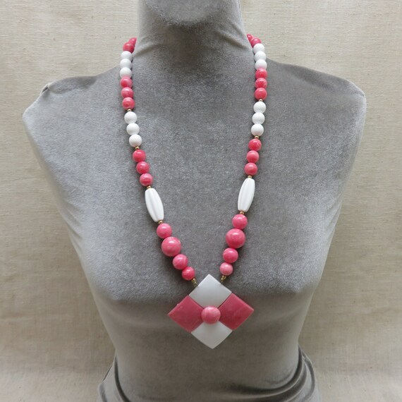 1980s Big Pink and White Plastic Necklace, 25 inc… - image 3