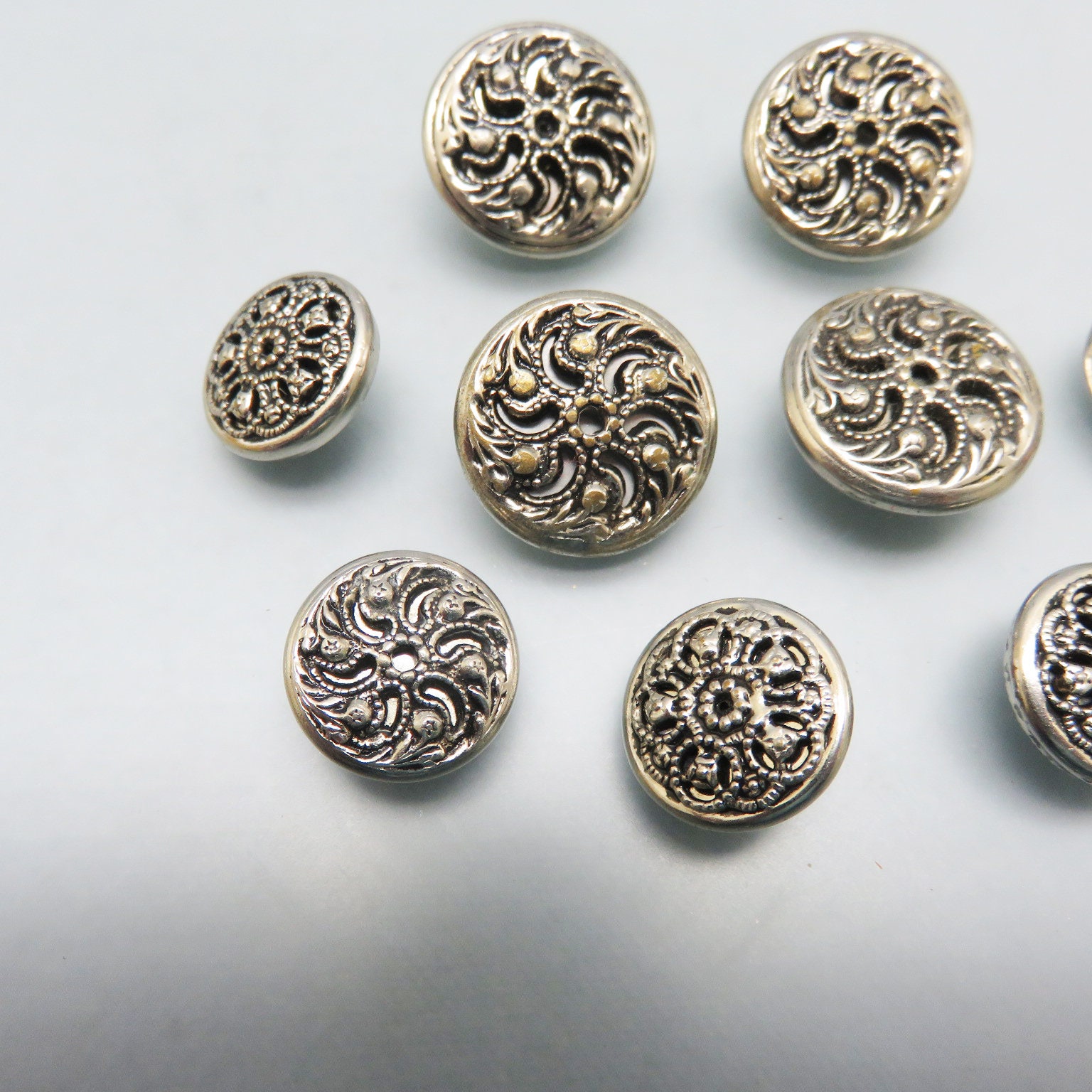 【まーちゃん さま】antique ✵* アンティークビーズの ホワイトツリー Set of 9 Filigree Metal Buttons, Vintage , 2 Sizes - Etsy