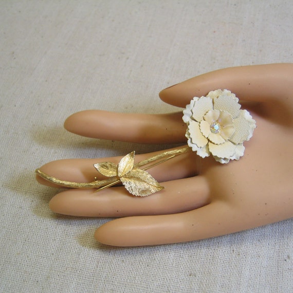 Lovely 1960's Creamy White Rhinestone Flower Broo… - image 2