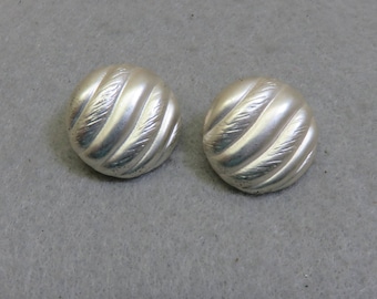 1980's Ridged Silvertone Metal Button Clip On Earrings, Classic Clip On Earrings