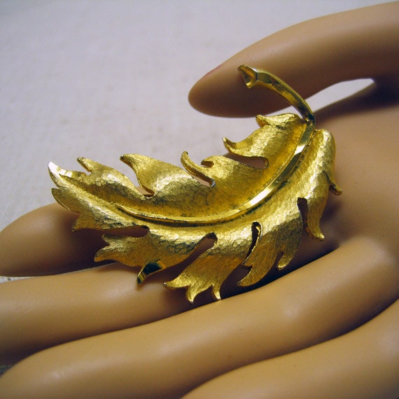 Gorgeous 1960's Gold Plated Oak Leaf Brooch - image 1