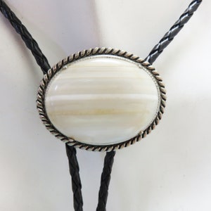 Vintage Beige Lined Agate Bolo Tie: 36&quot; Leatherette Cord