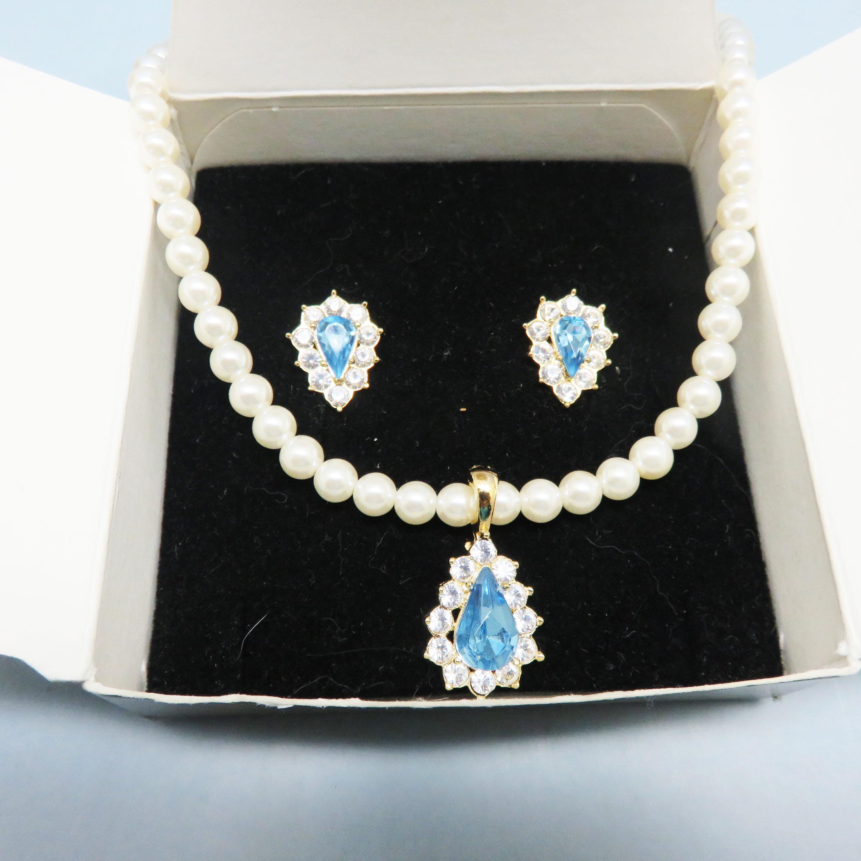 イヤリング ネックレス ベルト まとめ売り AVON、Elegance、他 Vintage Fancy Avon Rhinestone Enhancer Pearl Necklace and Pierced