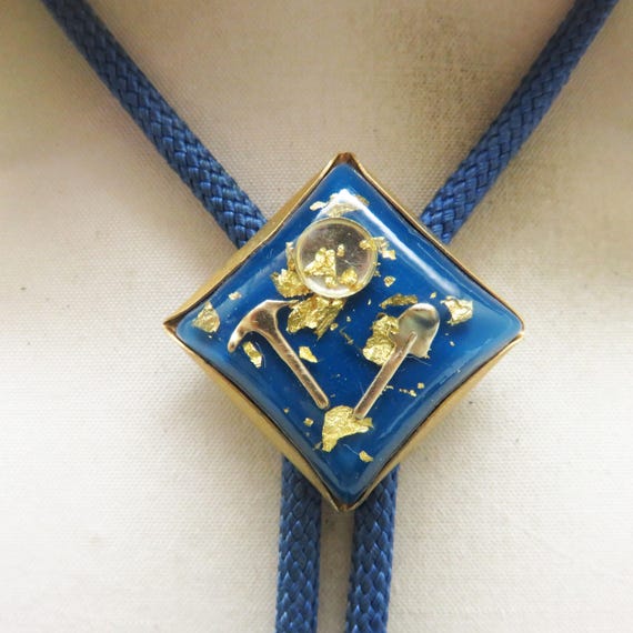 Vintage Gold Flake Resin Miner’s Tools Bolo Tie, Gold Pan & Pickaxe Western Necktie, Blue Resin Bolo, Prospector Cowboy Accessory