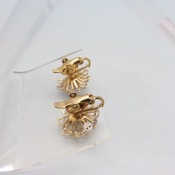 小ぶりなオープンタイプの金色の花モチーフのクリップ式イヤリング 