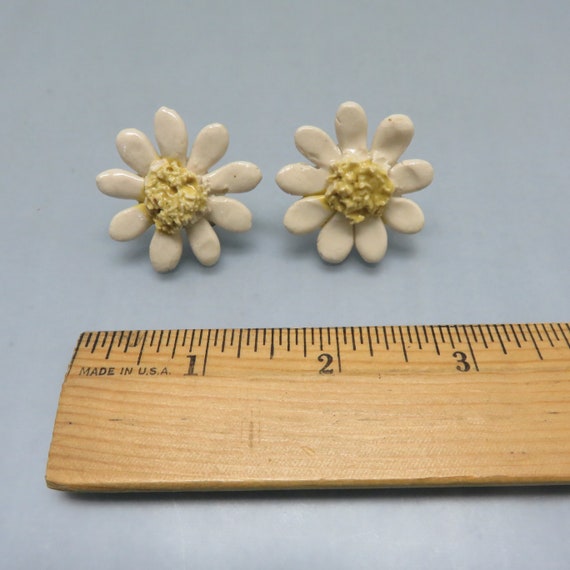 Vintage Handmade Porcelain Daisy Flower Screw Bac… - image 3