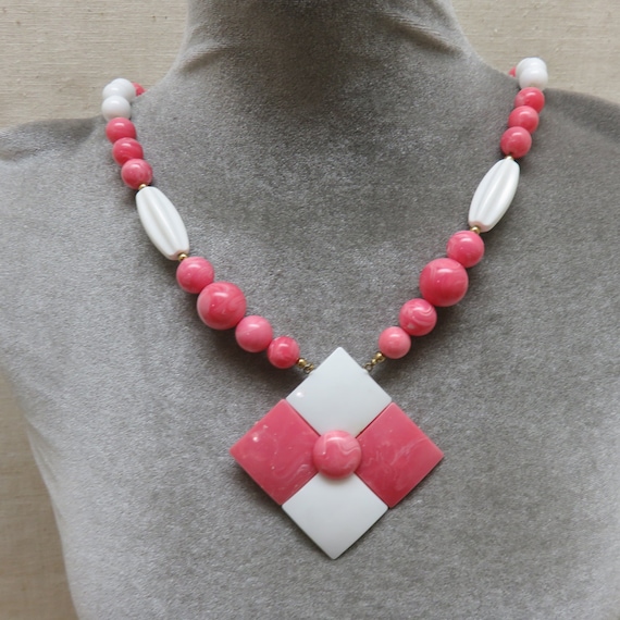 1980s Big Pink and White Plastic Necklace, 25 inc… - image 1