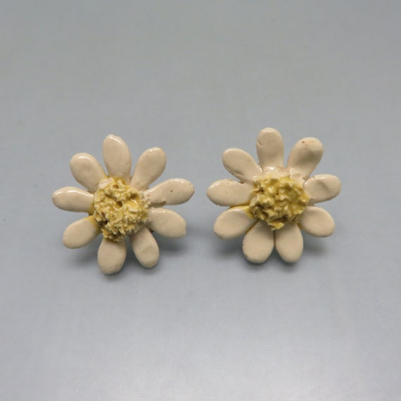 Vintage Handmade Porcelain Daisy Flower Screw Bac… - image 2