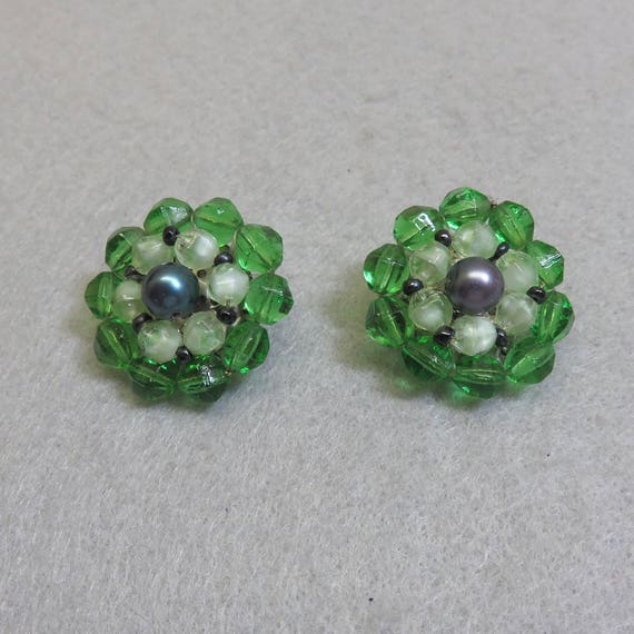 Vintage Green Glass and Pearl Clip On Beaded Earr… - image 1