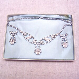 1960s Clear Rhinestone Necklace and Earrings Set, Vintage Ballroom Jewelry, Screwback Demi Parure in Original Box afbeelding 1
