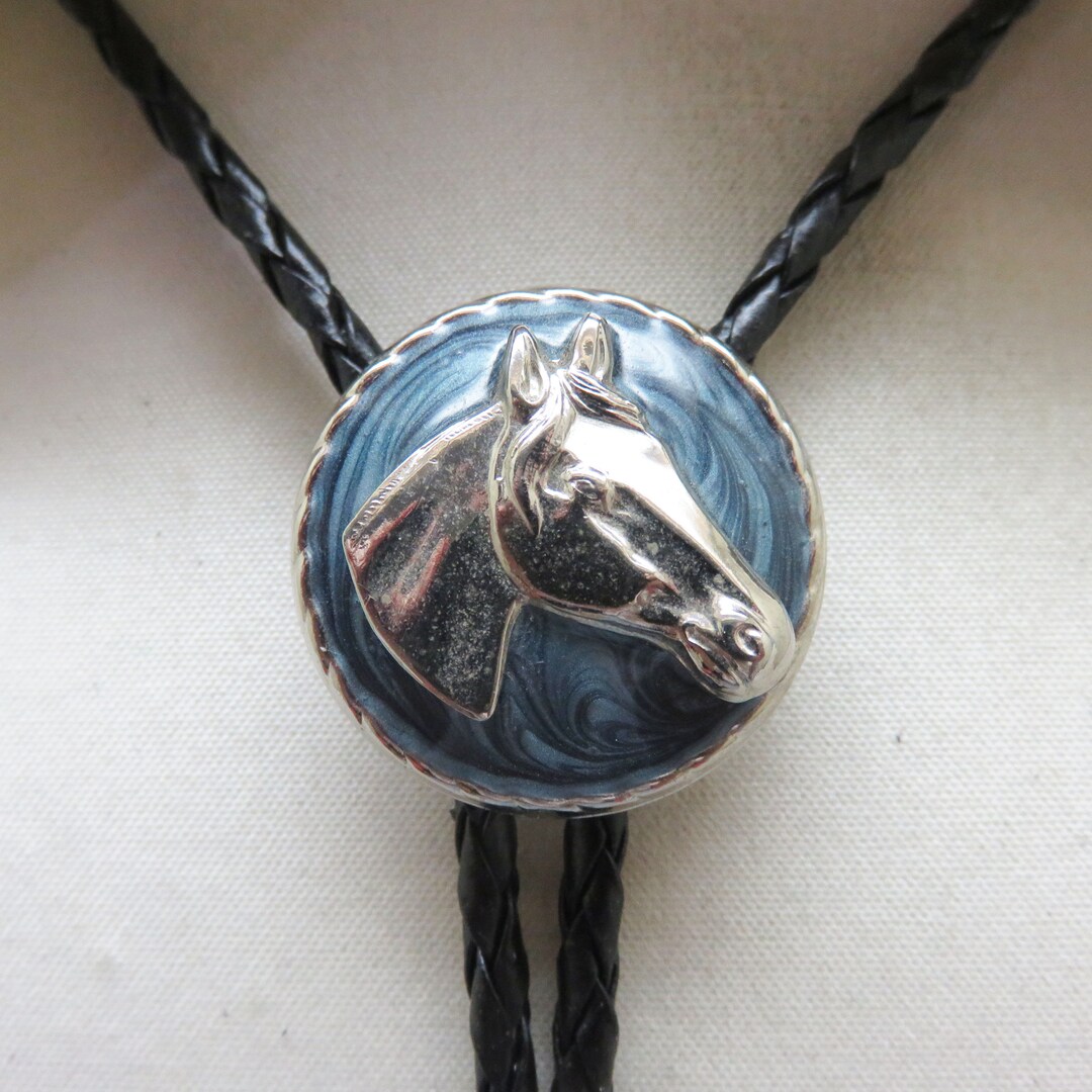 JEAN'S FRIEND Bolo Tie Vintage Con Testa Di Cavallo Western – Smalto Blu E Cordoncino In Pelle – 45x55 Mm