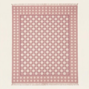 Op de afbeelding: Een rechthoekig roze tapijt met een geometrisch patroon van vierkanten en afgeronde vierkanten. Het tapijt heeft een rand met een herhalend kruisontwerp en franjes langs de bovenrand. Afmetingen: ongeveer 152 cm bij 203 cm.