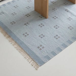 Tapis bleu clair à tissage plat en laine - Tapis scandinave minimaliste
