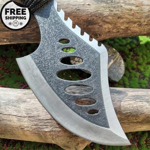 Överlevnadstomahawk i rostfritt stål — jakt- och nödyxa med paracord-slida och -manschett. Kompakt, robust för camping, vandring och nödsituationer.