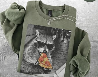 Rolig tvättbjörnspizzatröja, gatustil med djurgrafik, urban foodie-tröja, cool unisex rund hals, retro 90-talsskjorta, vintage tvättbjörnströja