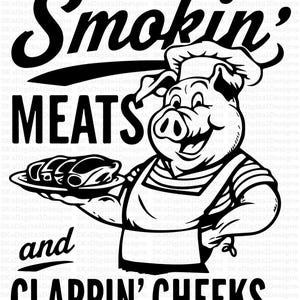 Può includere: Grafica in bianco e nero con un maiale chef che tiene un vassoio di carne. Il testo recita "Smokin' MEATS and CLAPPIN' CHEEKS" in grassetto. Il maiale indossa un cappello da chef e un grembiule, con un'espressione sorridente.