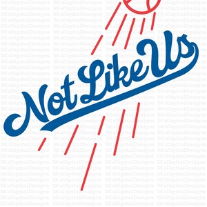 Op de afbeelding: Een grafisch ontwerp met de tekst "Not Like Us" in blauw script, een rode honkbal en strepen. Het ontwerp heeft een honkbalthema, met een gestileerd lettertype en kleurenschema.