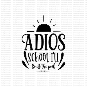 以下が含まれることがあります： 「ADIOS SCHOOL I'll be at the pool」の文字と太陽のグラフィックが入った黒いグラフィック。夏をテーマにした商品に適したデザインです。