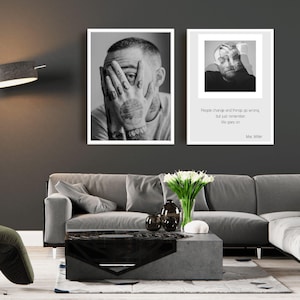 Pu&ograve; includere: Due stampe artistiche incorniciate in bianco e nero. Una raffigura una persona che si copre il viso con le mani, rivelando tatuaggi. L'altra stampa presenta un ritratto e la citazione: "People change and things go wrong, but just remember, life goes on."