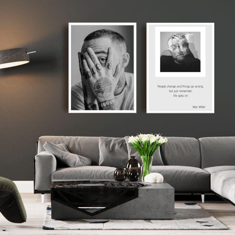 Pu&ograve; includere: Due stampe artistiche incorniciate in bianco e nero. Una raffigura una persona che si copre il viso con le mani, rivelando tatuaggi. L'altra stampa presenta un ritratto e la citazione: "People change and things go wrong, but just remember, life goes on."