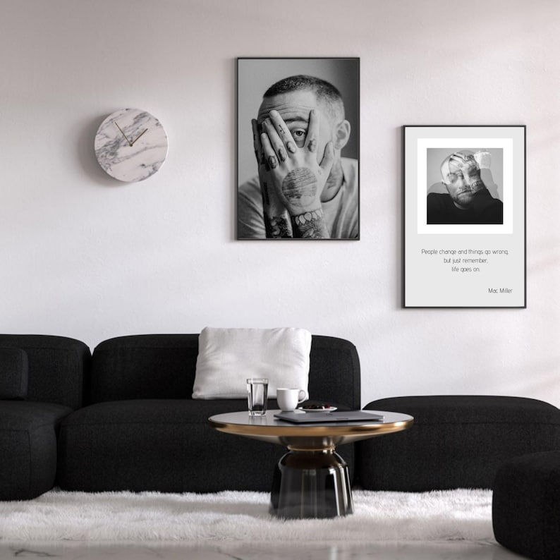 Pu&ograve; includere: Un moderno salotto con un divano nero, un orologio rotondo in marmo e stampe artistiche in bianco e nero incorniciate. Una stampa mostra un ritratto, e l'altra presenta un ritratto con la citazione "People change and things go wrong but just remember life goes on."