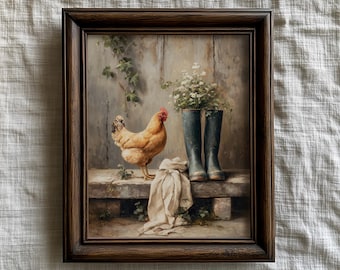 Puede incluir: Impresión enmarcada que representa una escena rural. Una gallina marrón está de pie cerca de un banco con botas de agua azules y un paño blanco. Flores blancas están en las botas. La obra de arte tiene una estética vintage.