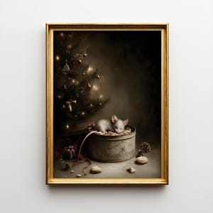 Puede incluir: Una impresión enmarcada con un tema navideño. Un pequeño ratón blanco duerme en una lata de galletas, con un árbol de Navidad al fondo. La impresión tiene un marco dorado y una estética vintage.