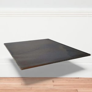 Puede incluir: Una encimera rectangular gris oscuro flotante. La encimera tiene una superficie texturizada y un borde marrón. El producto es probablemente para la decoración del hogar o muebles.