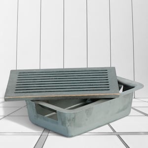 Può includere: Un vassoio per vernice rettangolare grigio con un coperchio a fessura abbinato. Il vassoio è realizzato in un materiale resistente e ha una forma rettangolare con un bordo leggermente angolato. Il coperchio è progettato per adattarsi perfettamente sopra il vassoio.