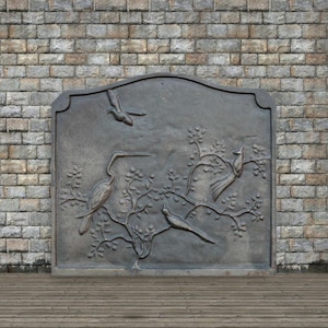 Puede incluir: Placa de pared de color bronce con un relieve de pájaros y ramas. La placa tiene forma rectangular con una parte superior curvada. Los pájaros están representados en vuelo y posados en ramas.
