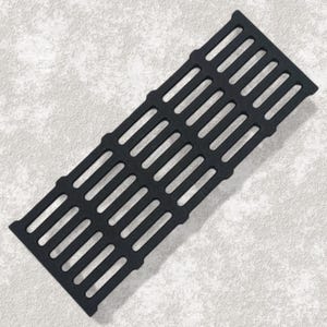 Puede incluir: Una rejilla rectangular de metal negro con una serie de ranuras paralelas. La rejilla está diseñada para fines de drenaje o ventilación. El color oscuro y el diseño simple sugieren durabilidad y funcionalidad. La rejilla probablemente está hecha de hierro fundido o un material similar.