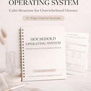 Könnte beinhalten: Ein Spiralnotizbuch mit dem Titel „HOUSEHOLD OPERATING SYSTEM“ und dem Untertitel „Calm Structure for Overwhelmed Homes“. Auf dem Cover steht auch „57-Page Digital System“. Ein Stift und eine Glasvase mit getrockneten Pflanzen sind ebenfalls zu sehen.