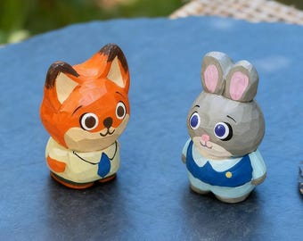 Conjunto de enfeites de mesa em madeira artesanal com figuras de raposa e coelho esculpidas à mão, decoração rústica para mesa.