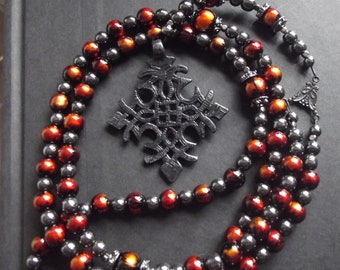 Orange und schwarz Rosenkranz: Edgy Biker Halskette, Hoffnung und Glauben Kreuz lange Halskette, Unisex Geschlecht neutral Schmuck, Wild Feuer, Jugendstil