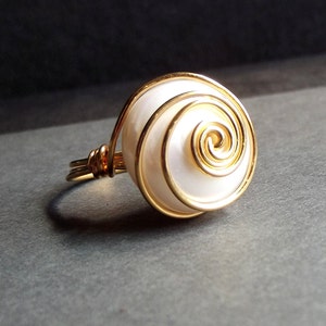 Ivory Freshwater Pearl Ring: 24K Gold Swirl Spiral Modern Bold Wire Wrapped Ring, Cream White Wedding Jewelry, Size 5 image 4