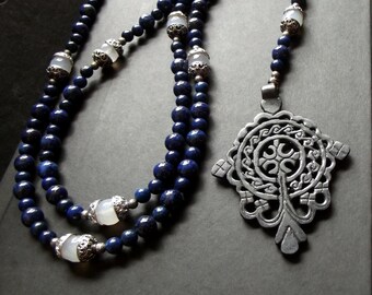 Lapis Rosenkranz: Lapis Lazuli und weiß Achat lange Halskette Extra große gothic Kreuz blau und weiß Perlen Glauben Schmuck Unisex Geschlecht Neutral