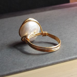 Ivory Freshwater Pearl Ring: 24K Gold Swirl Spiral Modern Bold Wire Wrapped Ring, Cream White Wedding Jewelry, Size 5 image 2