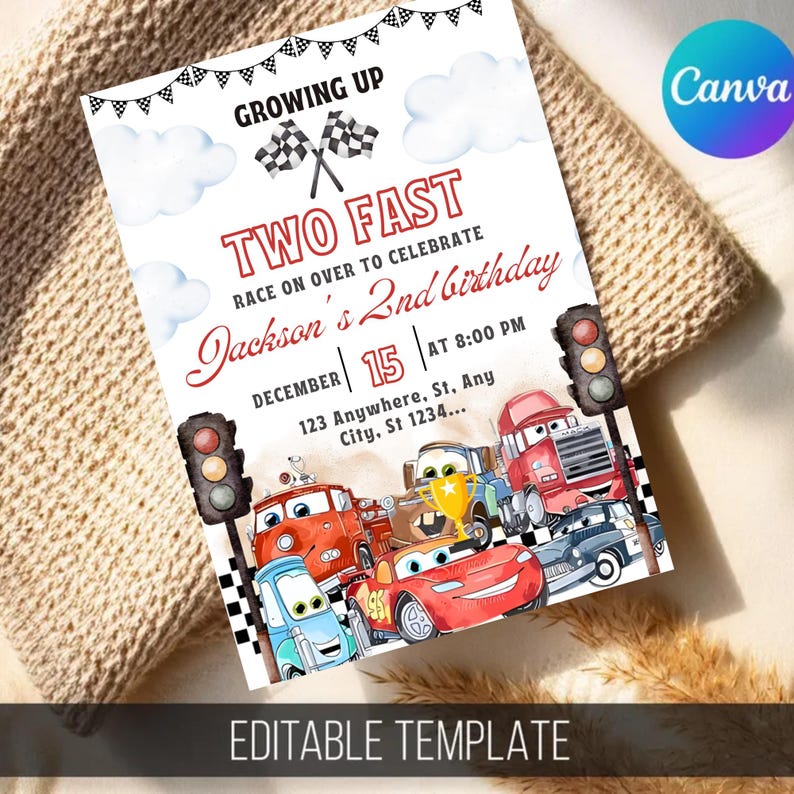 Peut inclure: Une invitation d'anniversaire sur le th&egrave;me des voitures de course. L'invitation indique "Two Fast" et "2e anniversaire de Jackson". Le design comprend des illustrations de voitures de dessins anim&eacute;s, de drapeaux &agrave; damiers et de feux de circulation. Le texte "Mod&egrave;le modifiable" est en bas.