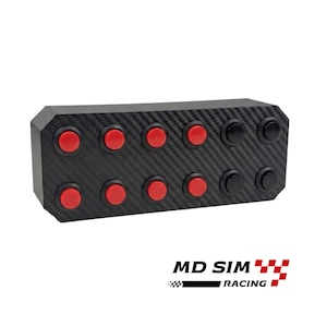 Op de afbeelding: Een zwart bedieningspaneel met een koolstofvezeltextuur, met acht rode en twee zwarte drukknoppen. Het paneel heeft een rechthoekige vorm en de tekst "MD SIM RACING" staat eronder.