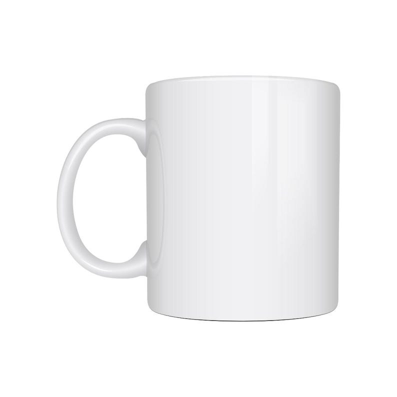 Op de afbeelding: Een witte keramische koffiemok met een gebogen oor. De mok heeft een cilindrische vorm en een glanzende afwerking. Het oor is glad en afgerond en de mok staat tegen een witte achtergrond.