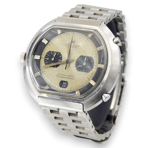 Könnte beinhalten: Eine Vintage Hamilton Chrono-matic Fontainebleau Automatik-Armbanduhr. Die Uhr hat ein silberfarbenes Gehäuse und Armband, ein helles Zifferblatt mit schwarzen Hilfszifferblättern und das Datum 22. Die Uhr hat ein klassisches Retro-Design.