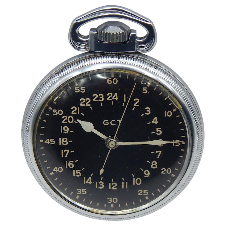 K&ouml;nnte beinhalten: Eine Vintage-Taschenuhr mit schwarzem Zifferblatt und silberfarbenem Geh&auml;use. Die Uhr hat wei&szlig;e Ziffern und Zeiger und eine 24-Stunden-Anzeige. Sie hat eine Krone und eine &Ouml;se zur Befestigung einer Kette.