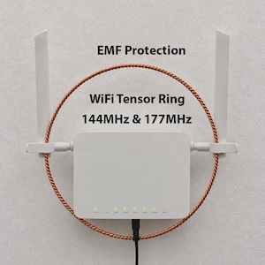Può includere: Un router wireless bianco con due antenne laterali è circondato da un anello di filo intrecciato color rame. Il testo "EMF Protection", "WiFi Tensor Ring" e "144MHz & 177MHz" è stampato in nero sopra e all'interno dell'anello di filo.